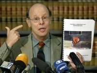 ПРАВО.RU: Защищавший Ассанжа адвокат скончался в США в возрасте 72 лет